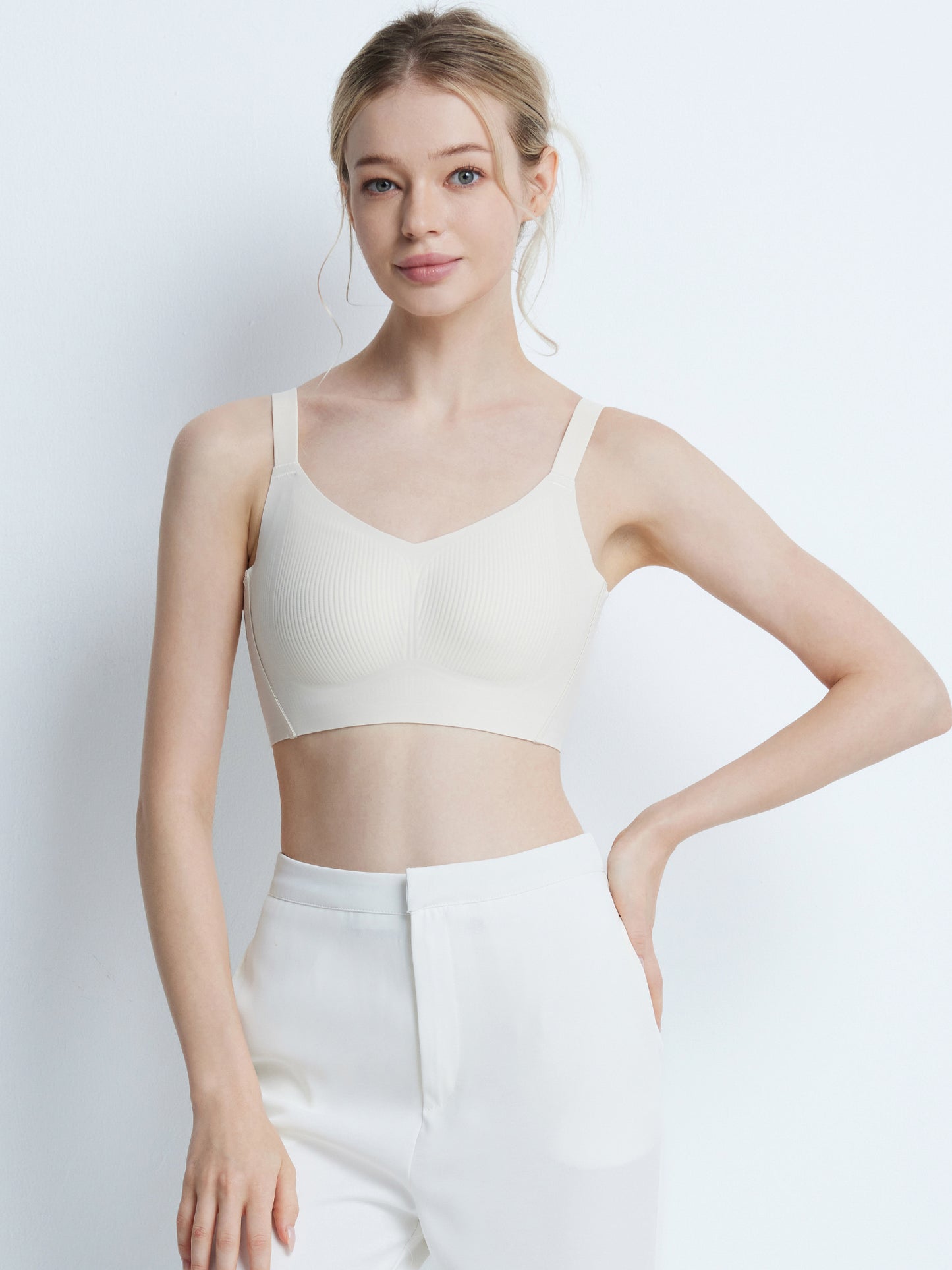 胸を小さく見せるブラ