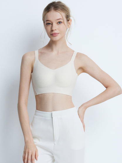 胸を小さく見せるブラ