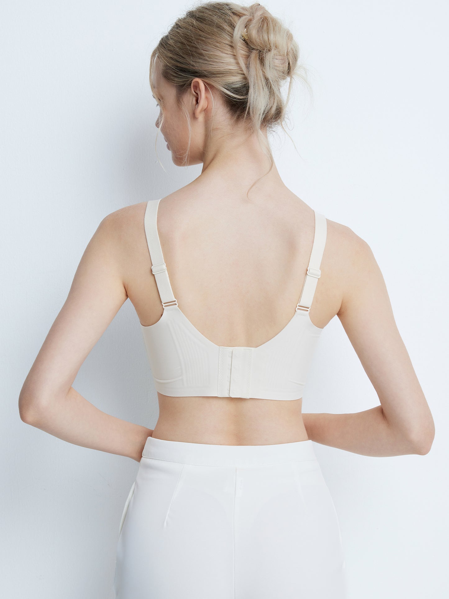 胸を小さく見せるブラ