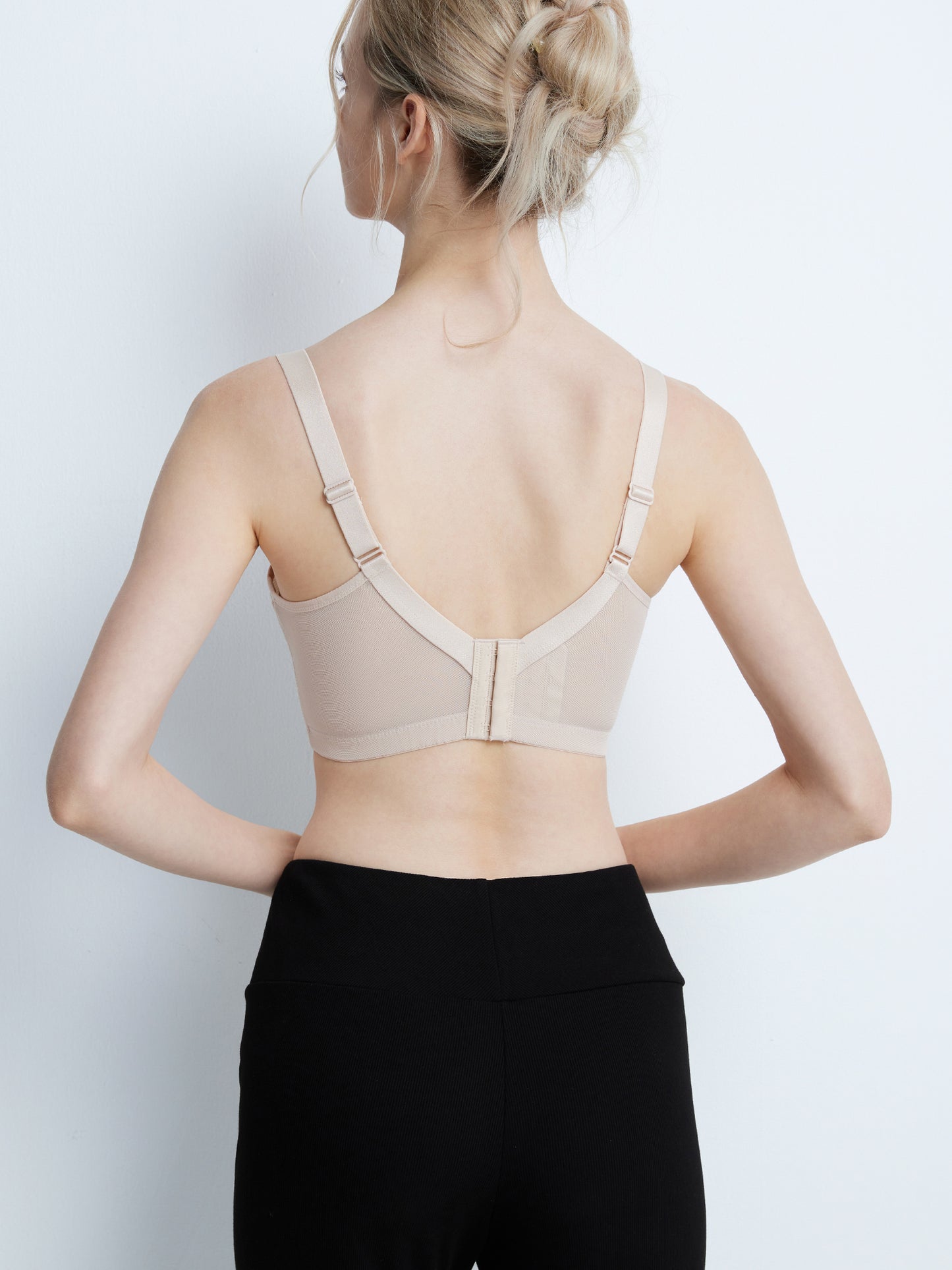 胸を小さく見せるブラ