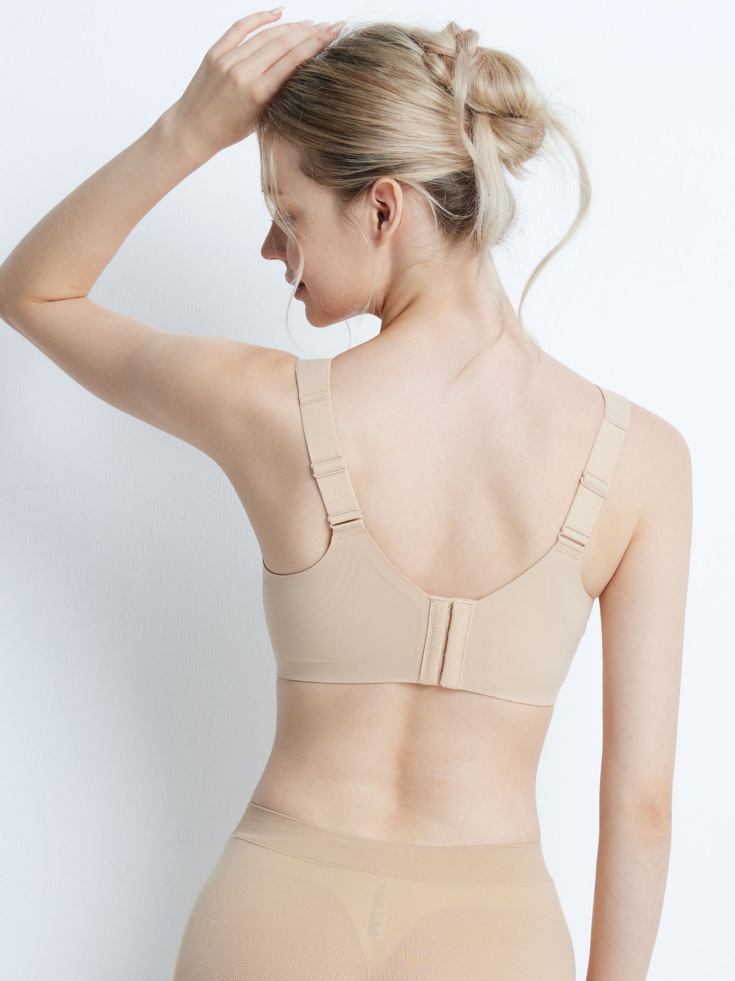 胸を小さく見せるブラ