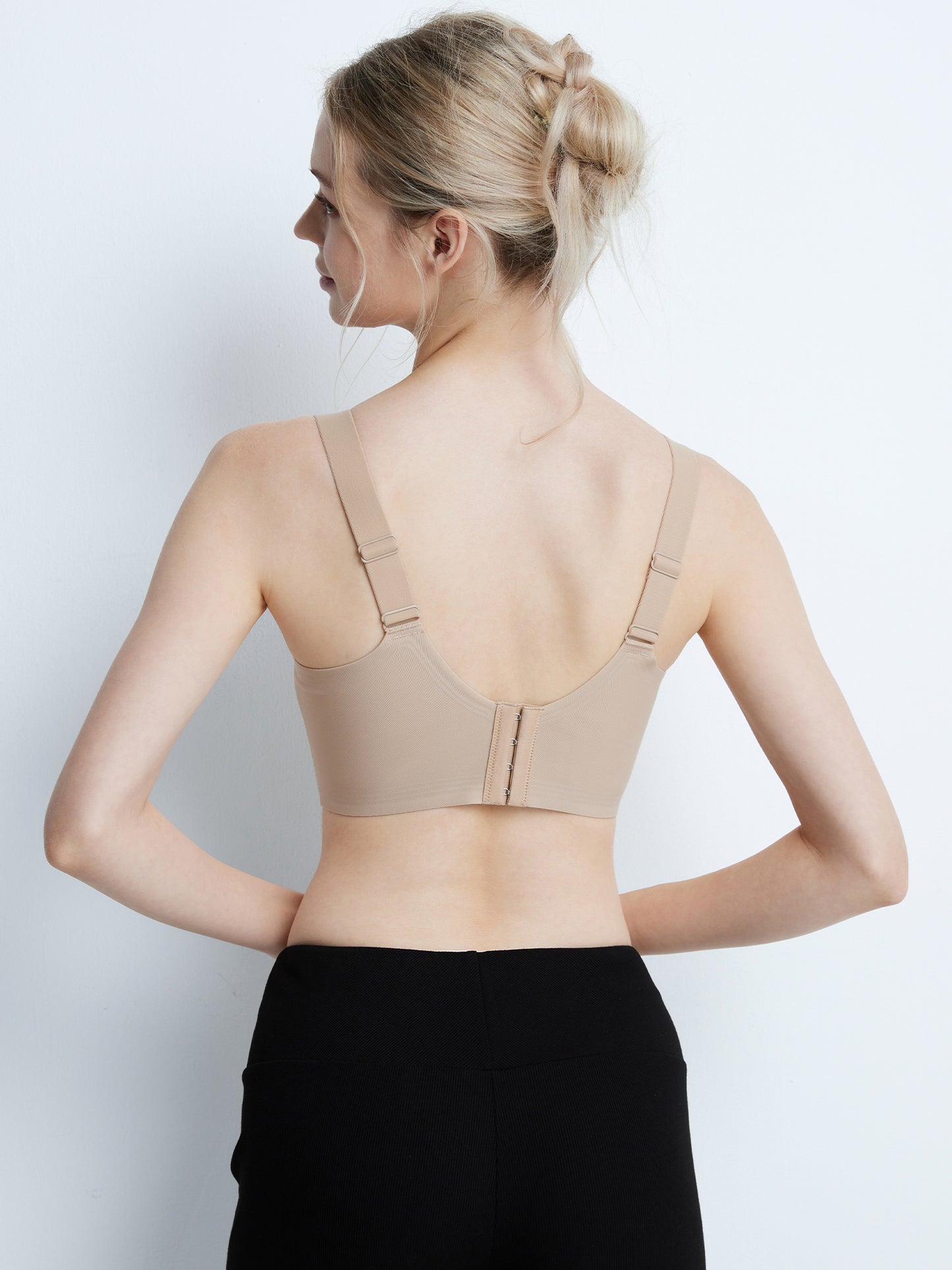 胸を小さく見せるブラ