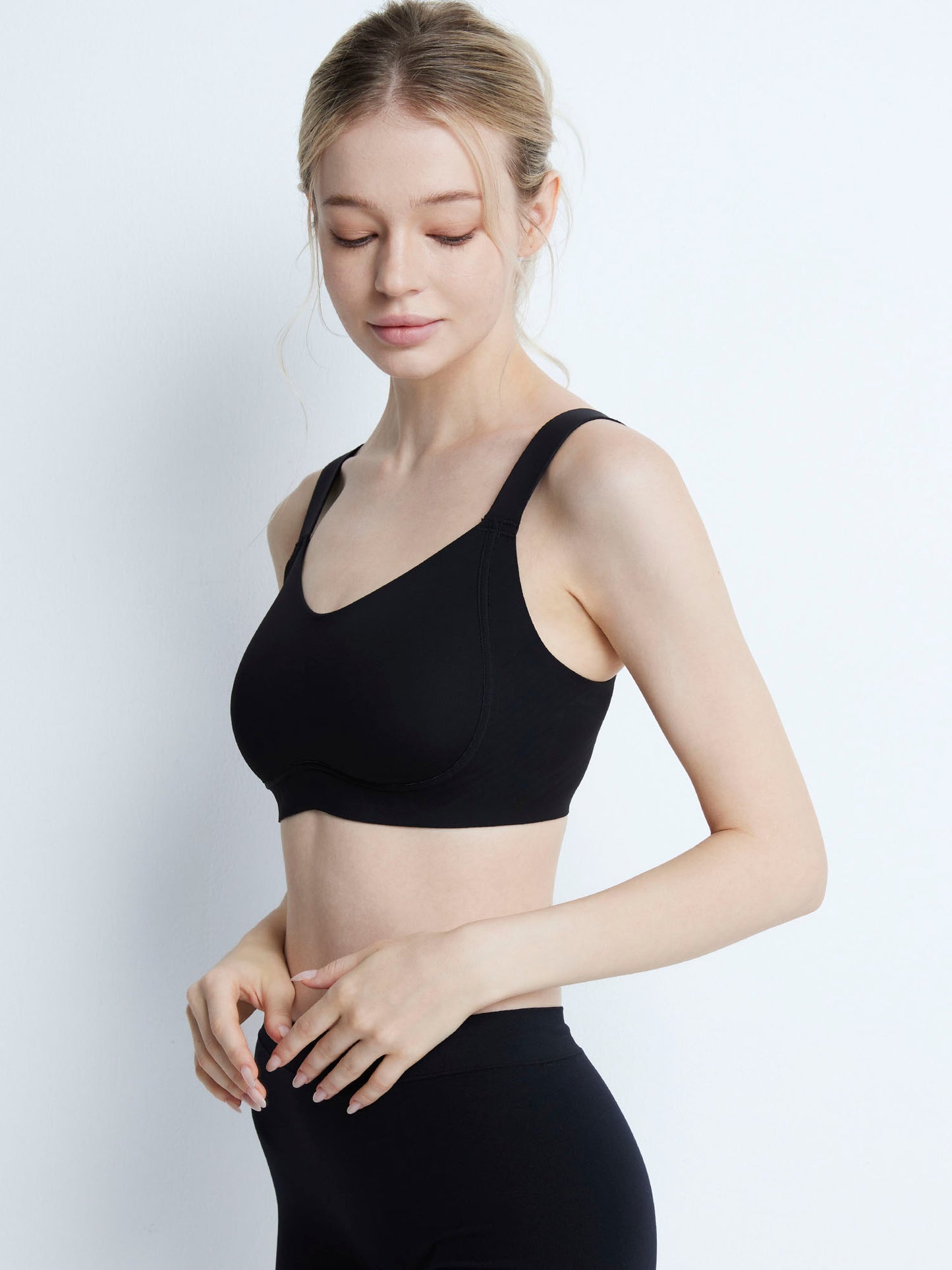 胸を小さく見せるブラ