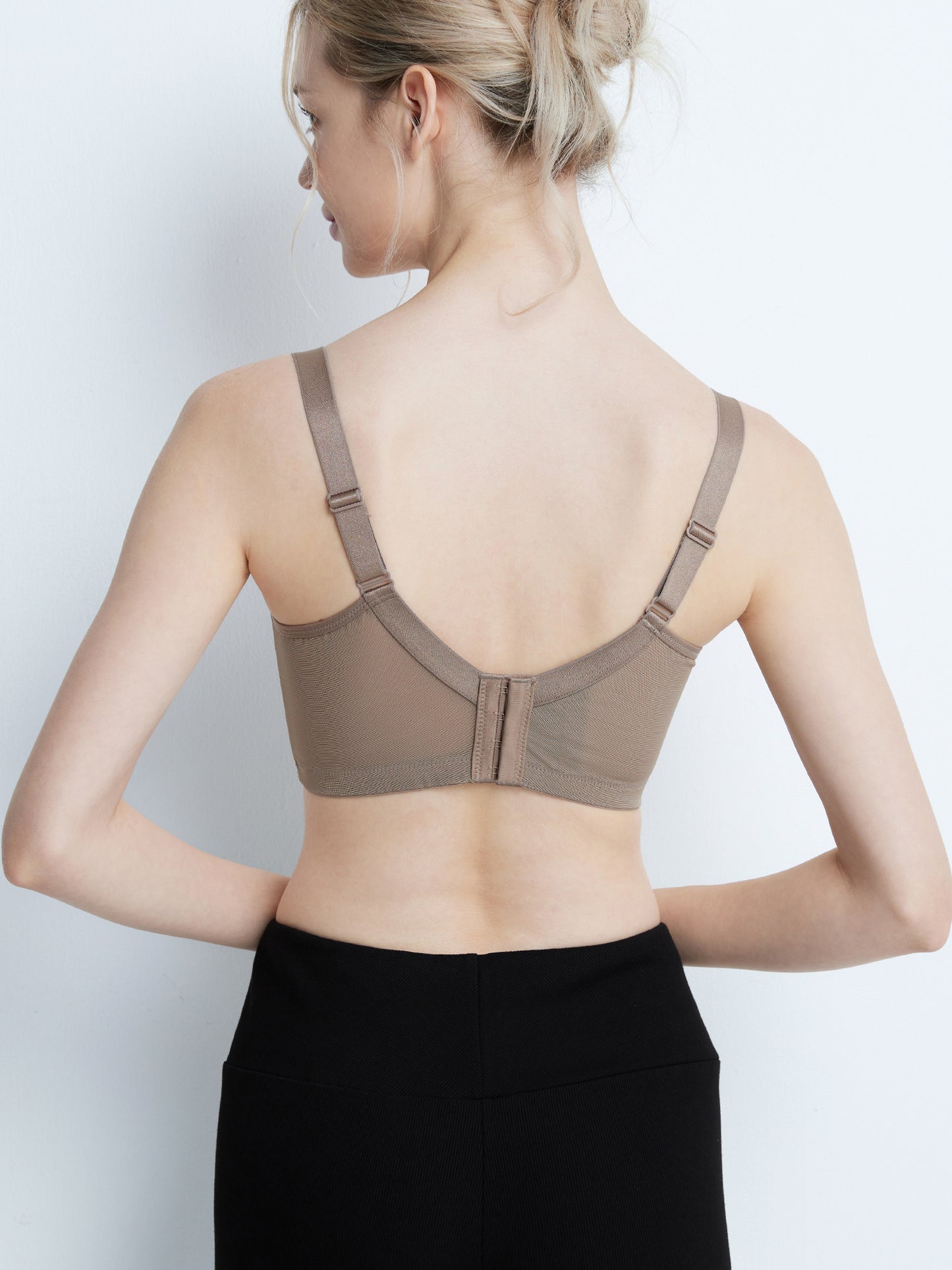 胸を小さく見せるブラ