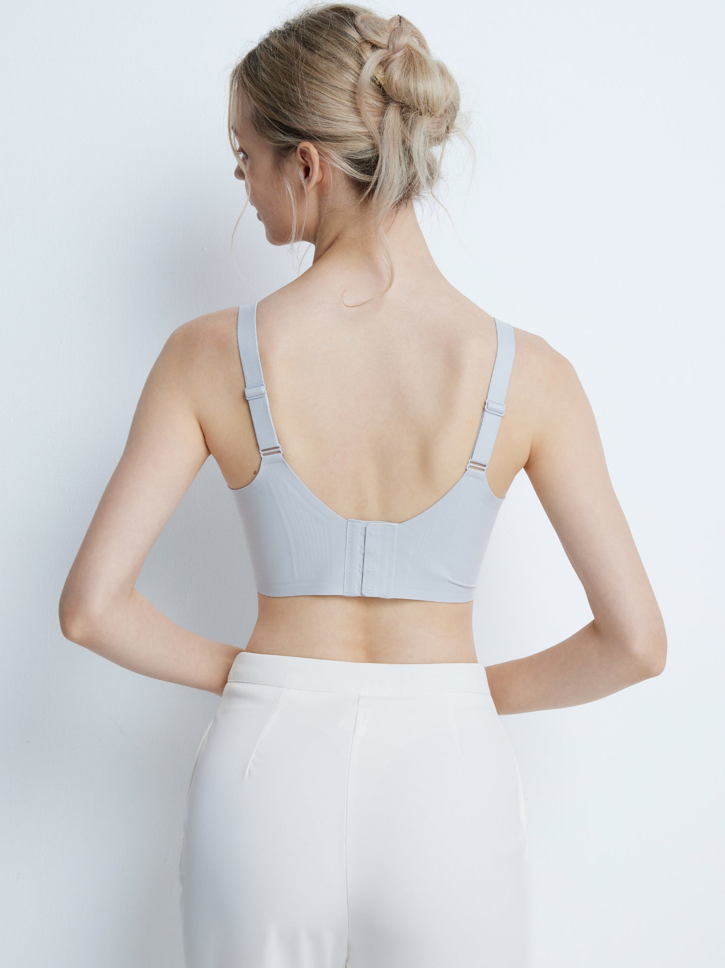 胸を小さく見せるブラ