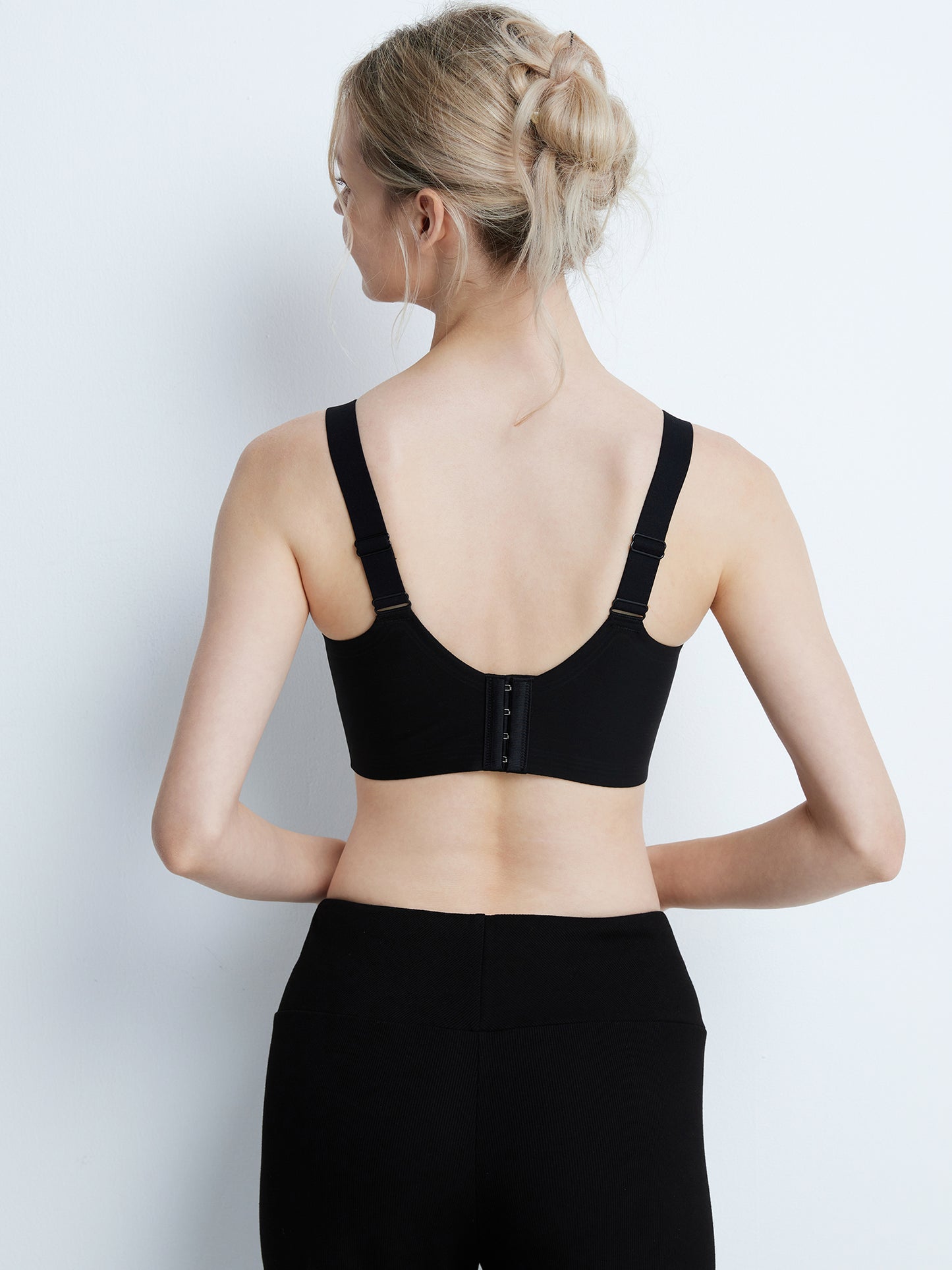 胸を小さく見せるブラ