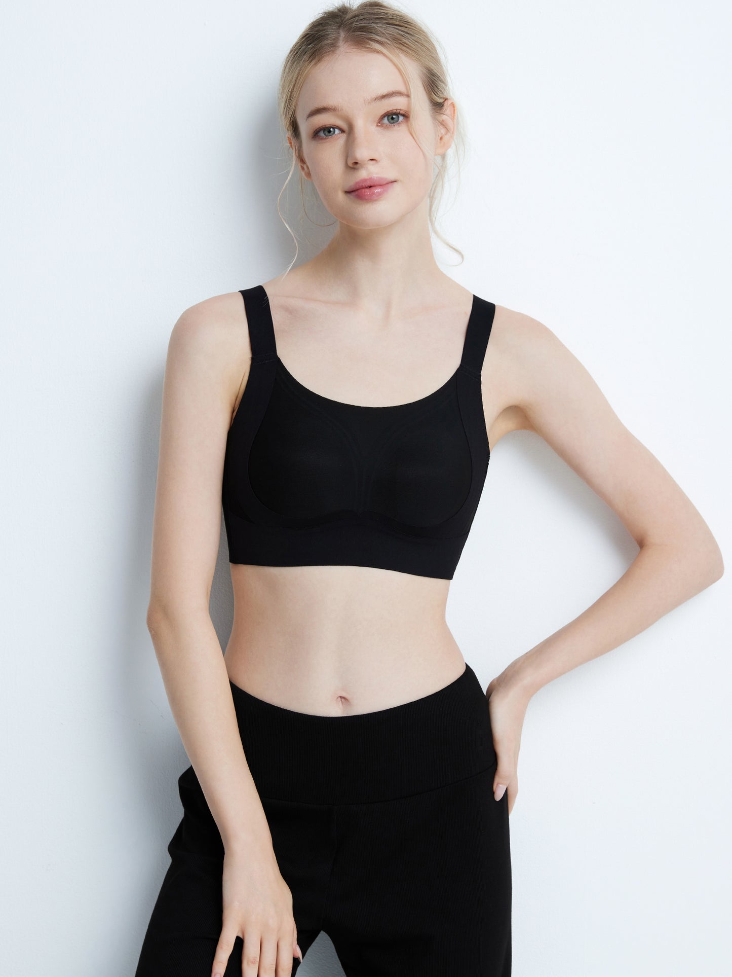 胸を小さく見せるブラ