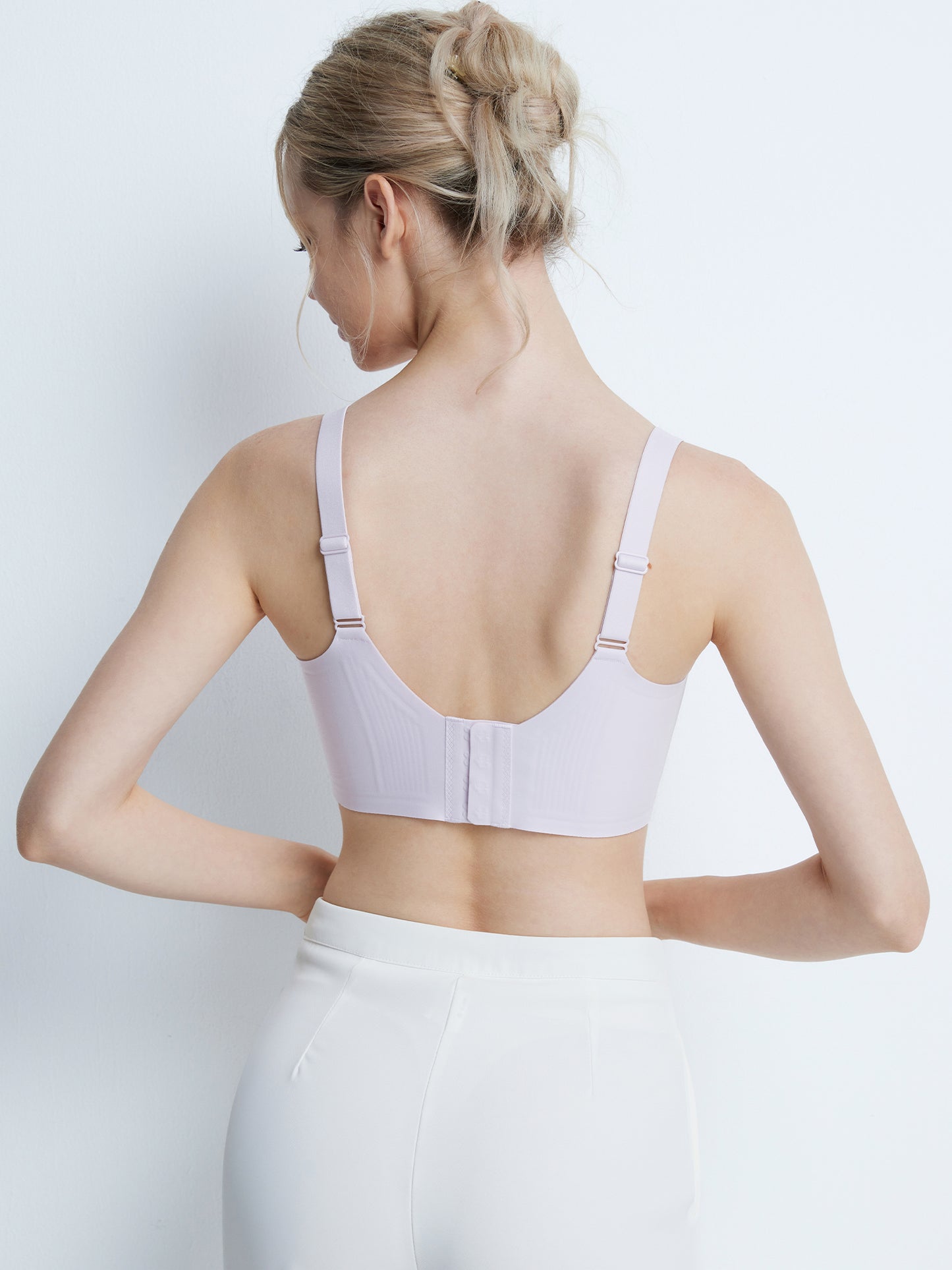 胸を小さく見せるブラ