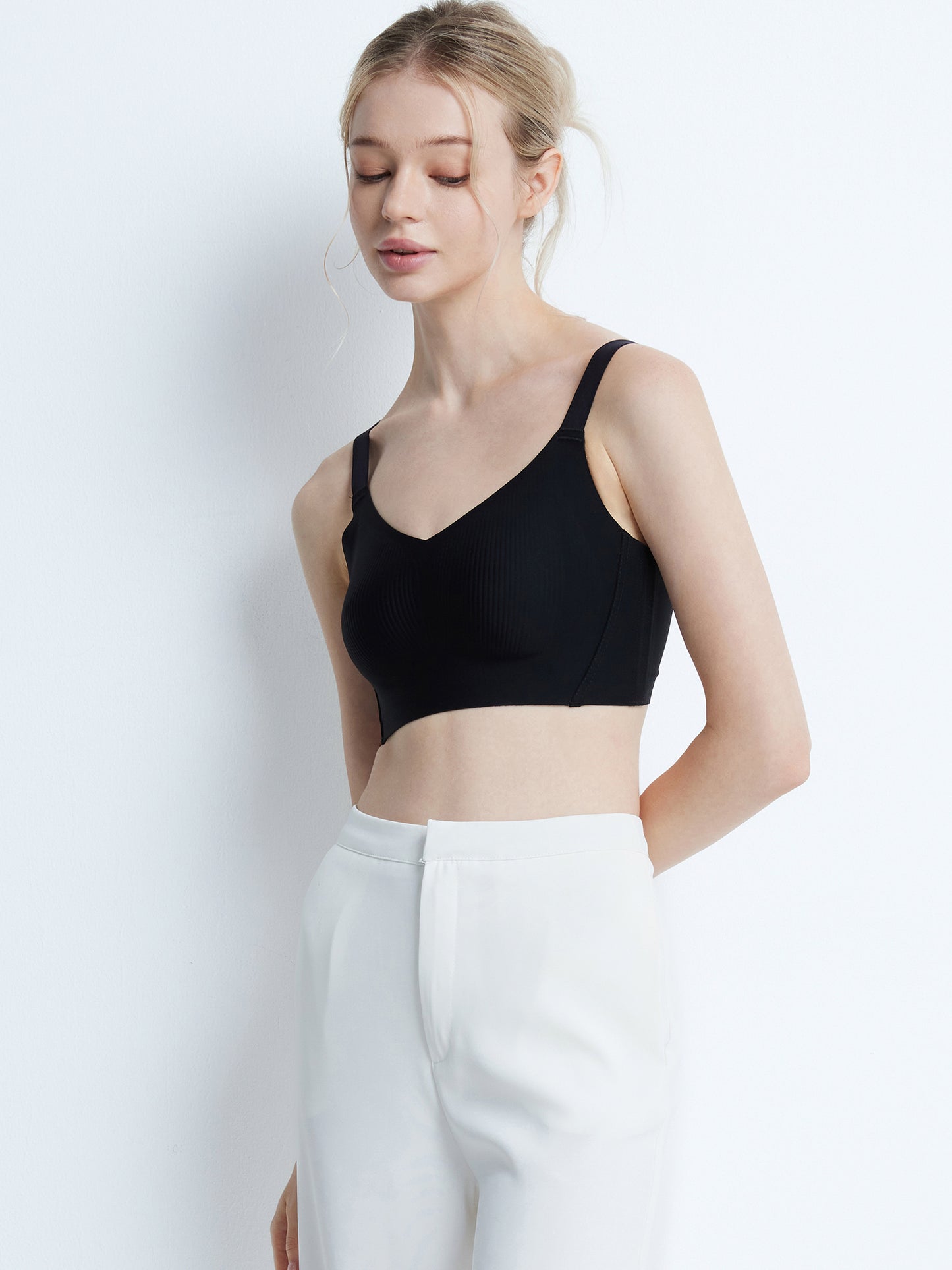 胸を小さく見せるブラ